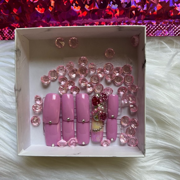 Pink Floral Press On Set - Picture 1 of 5